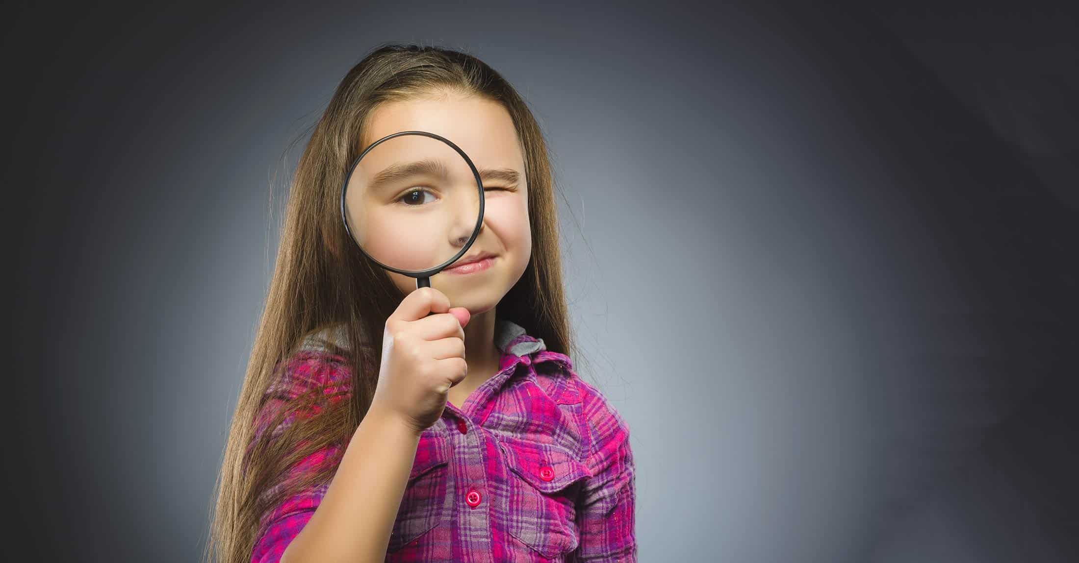 детские рисунки. видит до 8 лет. дети с книгой и лупой. видит до 8 лет. близорукость.