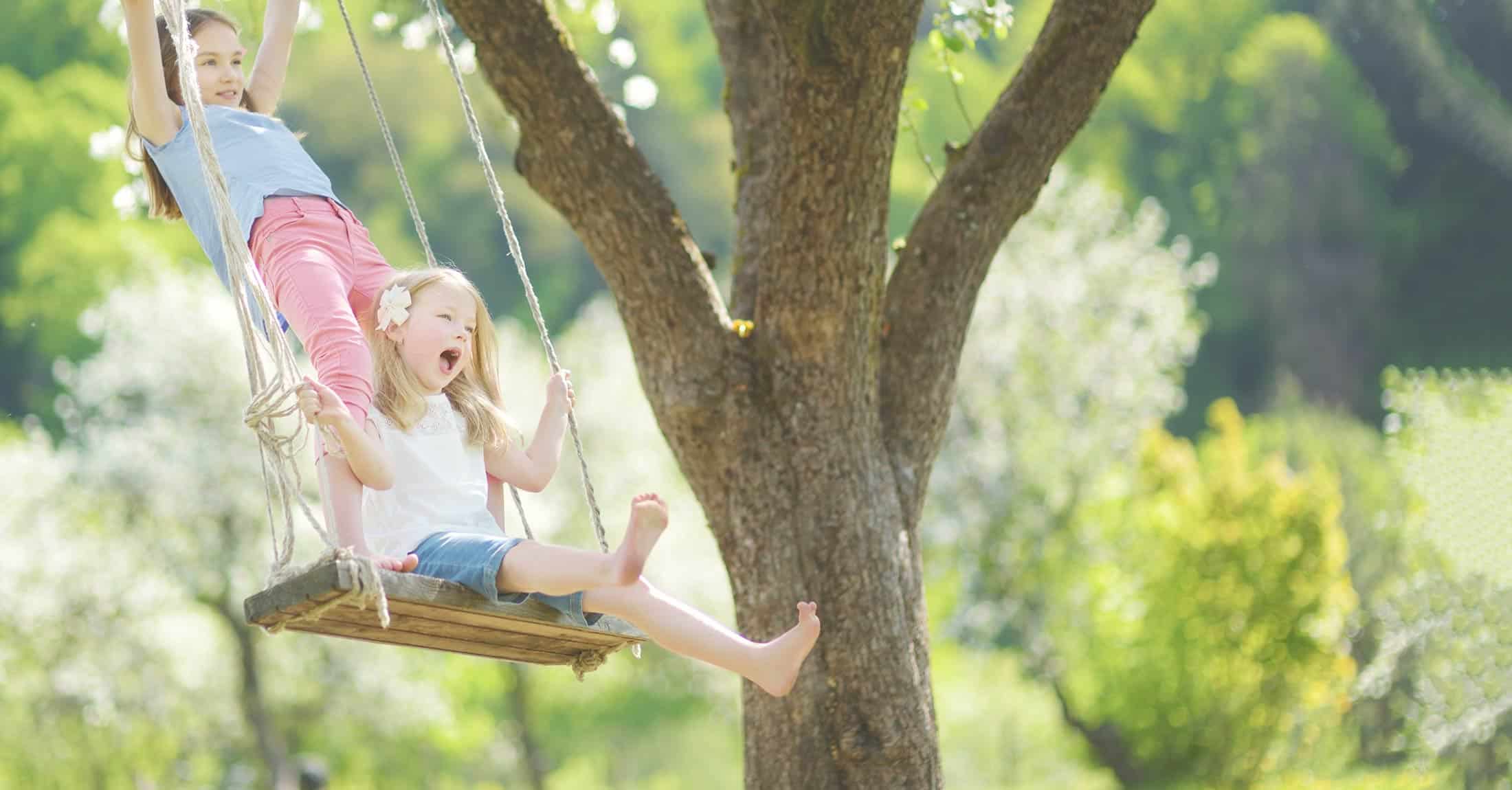kid girl peeing outdoors 